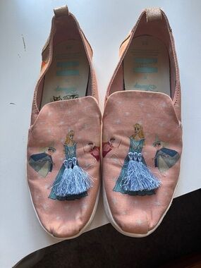 Tom’s Disney Cinderella Women’s Pink Princess Tassel Slip-On Shoes. Size 8